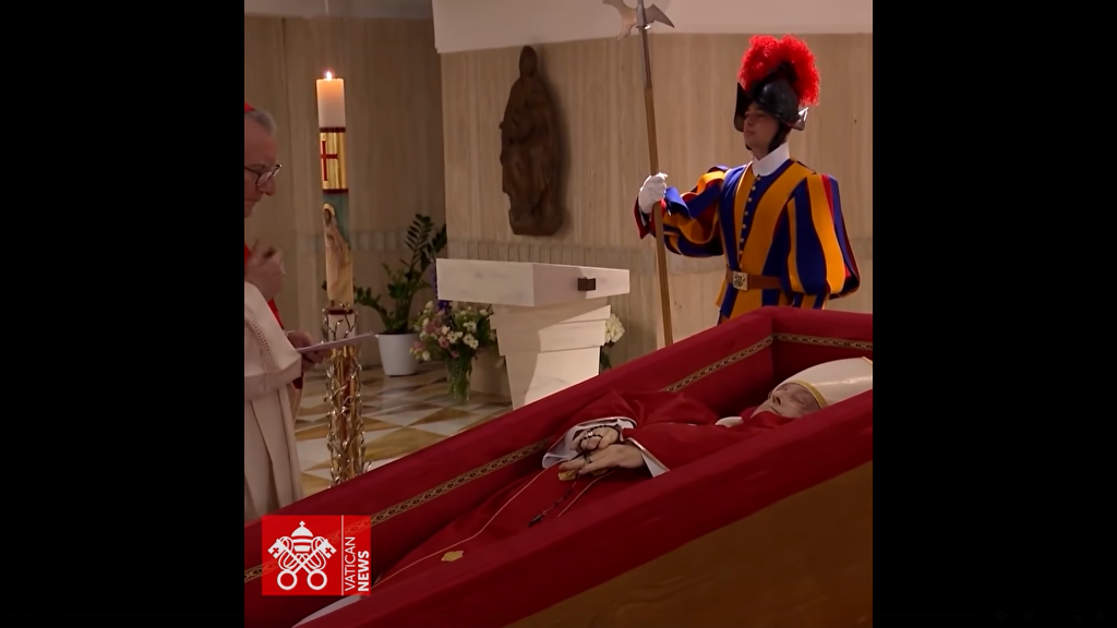 El cardenal camarlengo Kevin Farrell preside el rito de constatación de la muerte y la colocación del cuerpo del difunto Papa Francisco en el ataúd, que tuvo lugar el lunes por la noche en la capilla de la Casa Santa Marta.